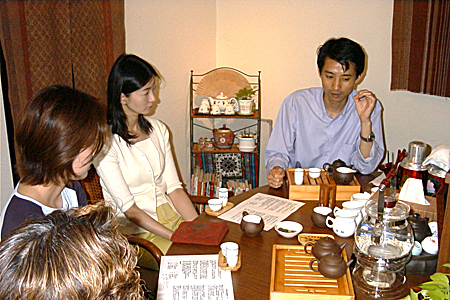 「楼蘭」店内での中国茶入門講座。